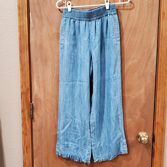 ALICE + OLIVIA BENNY FRAYED ANKLE WIDE LEG CHAMBRAY PANTS - Picture 4 of 12